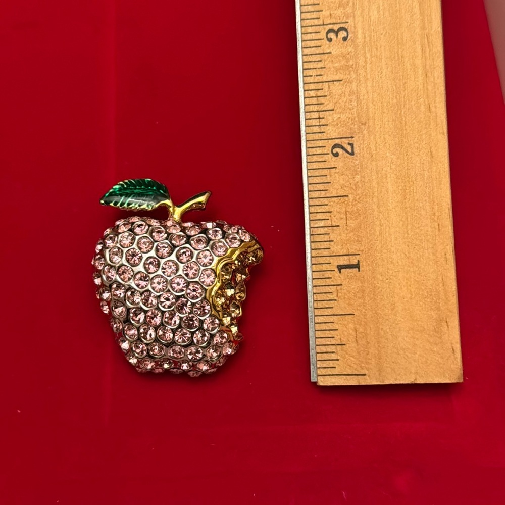 JACKIE ORR VINTAGE BROOCH.